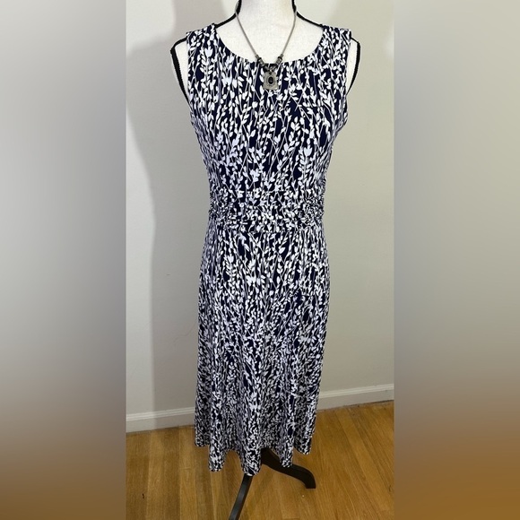 Jessica H sz 6 dress in a blue  and white print. Midi length. The top is.lined - Picture 1 of 13